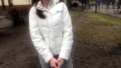 돈을 위해 낯선 사람이 빨려 들어갔다. 러시아 아마추어. 이야기와 함께.